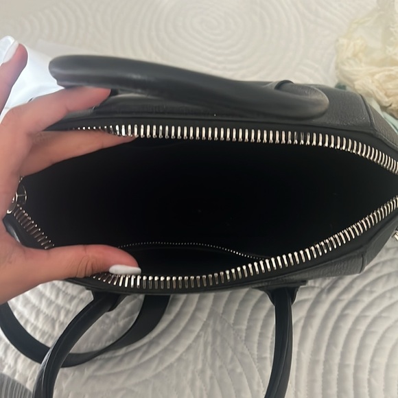 Givenchy Small Antigona Black Bag - Picture 4 of 7